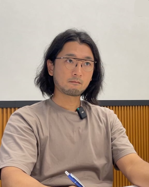 真剣に診察する院長大谷聡 岩国市の整体 太子堂整体院