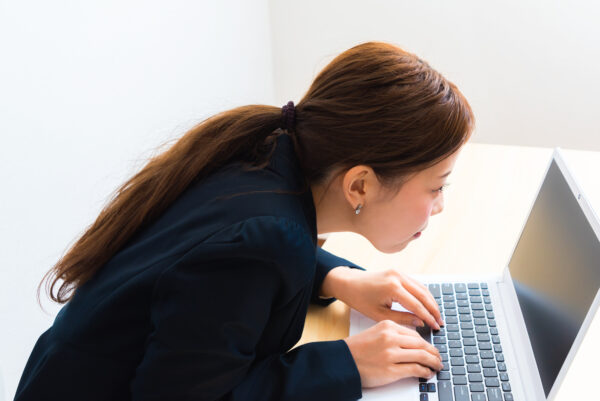 パソコンをしている女性の写真